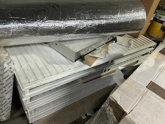 Partij divers installatiemateriaal en radiatoren - afbeelding 4 van  6