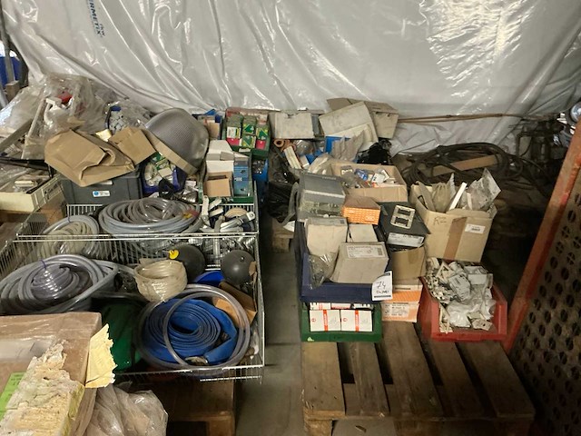 Partij divers installatiemateriaal en verlichting - afbeelding 1 van  8