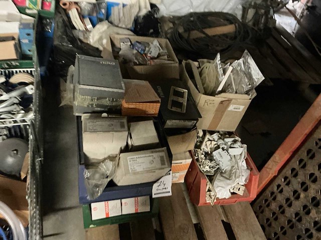 Partij divers installatiemateriaal en verlichting - afbeelding 2 van  8