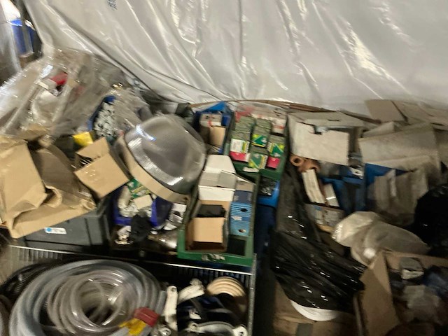 Partij divers installatiemateriaal en verlichting - afbeelding 4 van  8