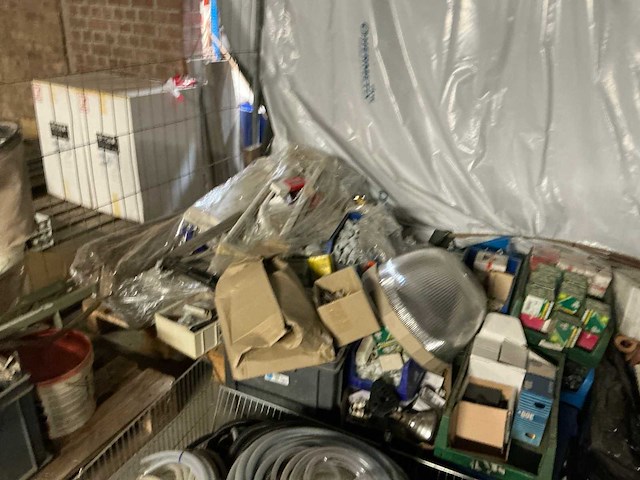 Partij divers installatiemateriaal en verlichting - afbeelding 6 van  8
