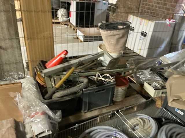 Partij divers installatiemateriaal en verlichting - afbeelding 7 van  8