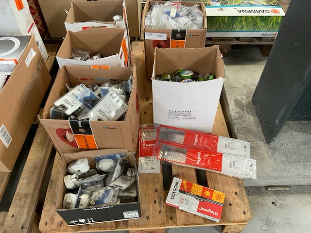 Partij divers installatiemateriaal - afbeelding 1 van  8