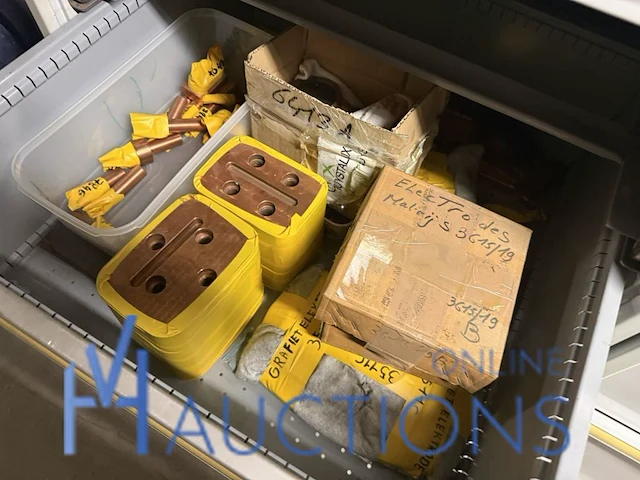 Partij divers metalen, filters en handschoenen ansell - afbeelding 16 van  21