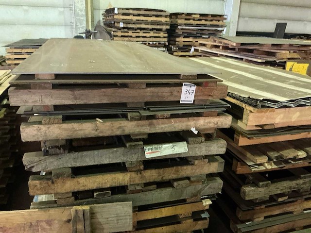 Partij divers metalen plaatmateriaalrestanten - afbeelding 1 van  5