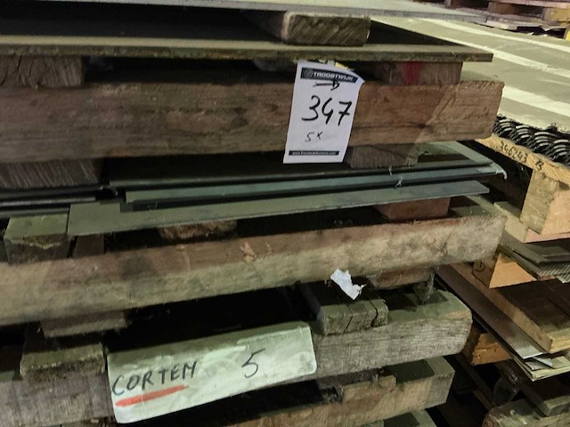 Partij divers metalen plaatmateriaalrestanten - afbeelding 2 van  5