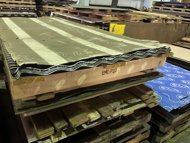 Partij divers metalen plaatmateriaalrestanten - afbeelding 3 van  5
