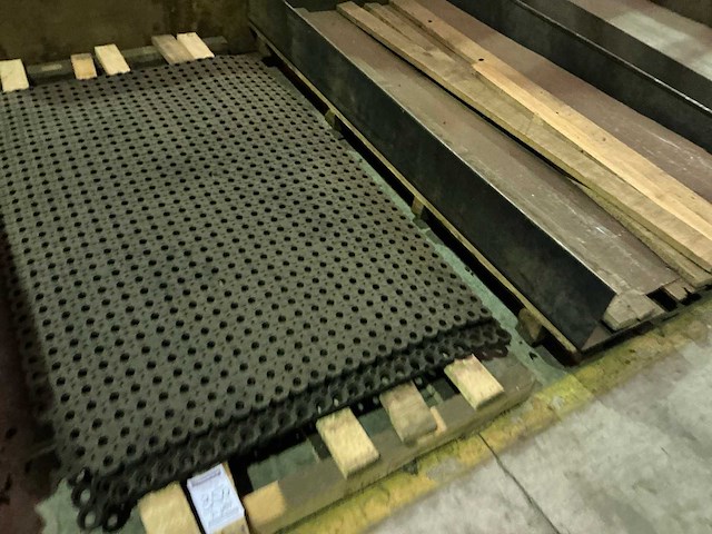 Partij divers metalen plaatmateriaalrestanten - afbeelding 2 van  9