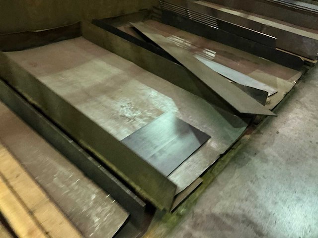 Partij divers metalen plaatmateriaalrestanten - afbeelding 4 van  9