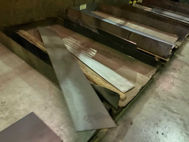 Partij divers metalen plaatmateriaalrestanten - afbeelding 5 van  9