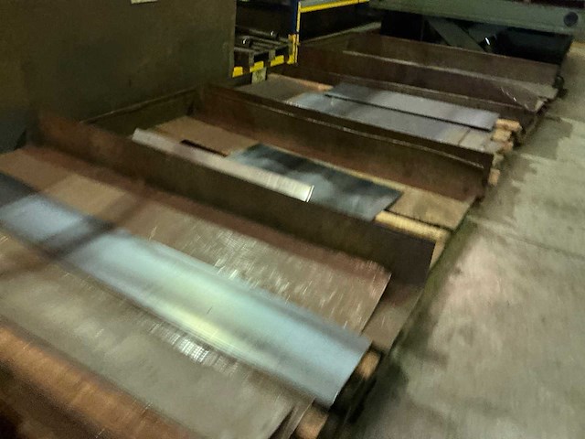 Partij divers metalen plaatmateriaalrestanten - afbeelding 7 van  9