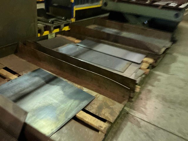 Partij divers metalen plaatmateriaalrestanten - afbeelding 8 van  9
