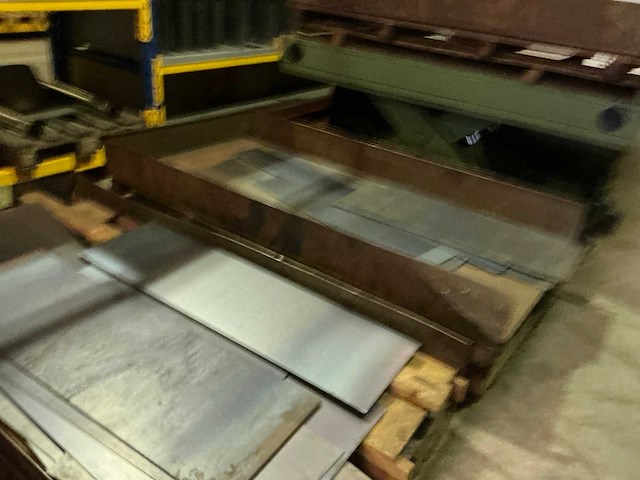 Partij divers metalen plaatmateriaalrestanten - afbeelding 9 van  9