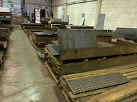 Partij divers metalen plaatmateriaalrestanten - afbeelding 1 van  7