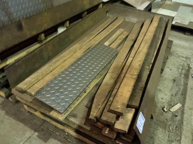 Partij divers metalen plaatmateriaalrestanten - afbeelding 2 van  7