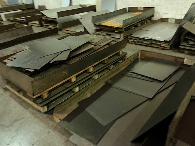 Partij divers metalen plaatmateriaalrestanten - afbeelding 4 van  7