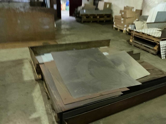 Partij divers metalen plaatmateriaalrestanten - afbeelding 7 van  7