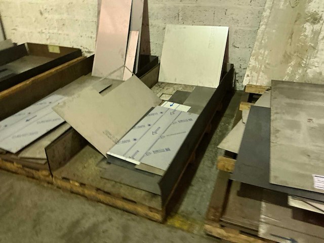 Partij divers metalen plaatmateriaalrestanten - afbeelding 3 van  7