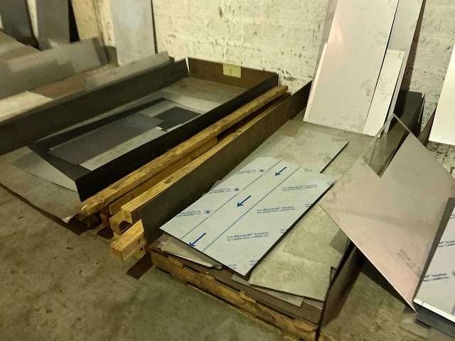 Partij divers metalen plaatmateriaalrestanten - afbeelding 4 van  7