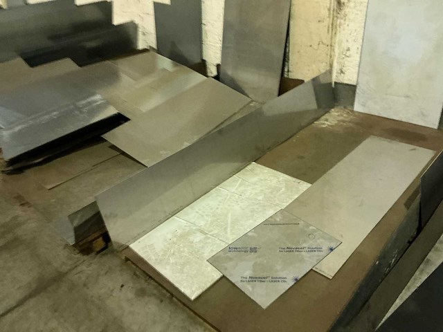 Partij divers metalen plaatmateriaalrestanten - afbeelding 5 van  7