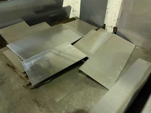 Partij divers metalen plaatmateriaalrestanten - afbeelding 6 van  7
