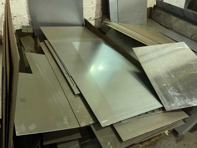 Partij divers metalen plaatmateriaalrestanten - afbeelding 7 van  7