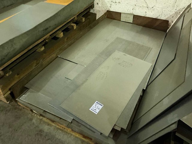 Partij divers metalen plaatmateriaalrestanten - afbeelding 2 van  7