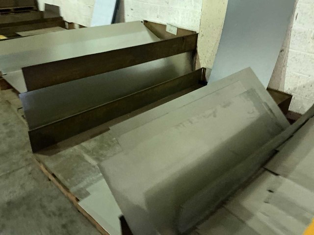 Partij divers metalen plaatmateriaalrestanten - afbeelding 4 van  7