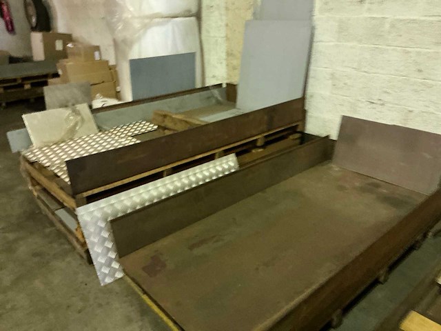 Partij divers metalen plaatmateriaalrestanten - afbeelding 7 van  7