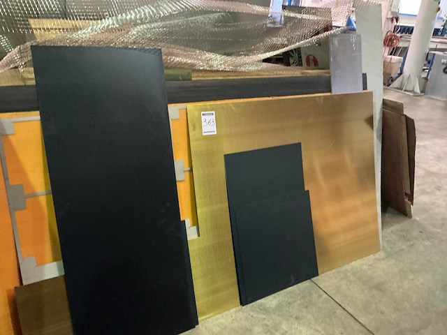 Partij divers metalen plaatmateriaalrestanten - afbeelding 1 van  4