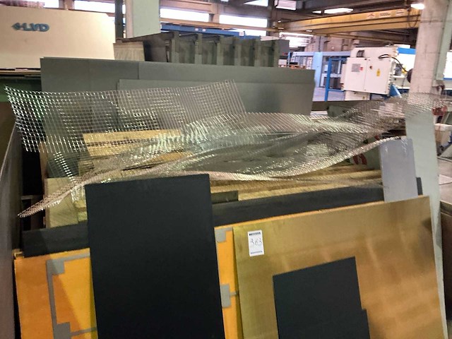 Partij divers metalen plaatmateriaalrestanten - afbeelding 2 van  4