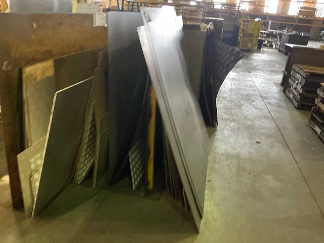 Partij divers metalen plaatmateriaalrestanten - afbeelding 2 van  5