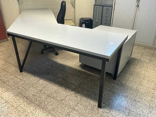 Partij divers meubilair - afbeelding 1 van  5