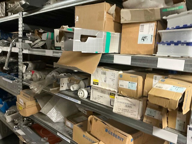 Partij divers sanitair installatiemateriaal - afbeelding 1 van  1