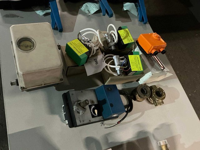 Partij divers sanitair-technische installatiemateriaal - afbeelding 1 van  6