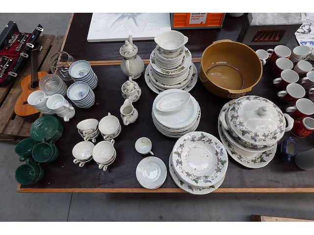 Partij divers servies en decoratie - afbeelding 1 van  9