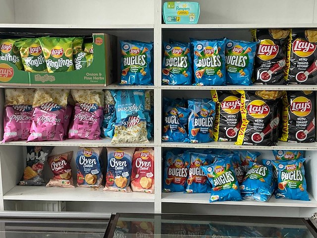 Partij divers snoepgoed en chips - afbeelding 1 van  9
