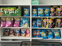 Partij divers snoepgoed en chips - afbeelding 1 van  9