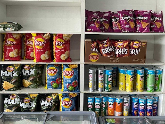 Partij divers snoepgoed en chips - afbeelding 2 van  9
