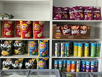 Partij divers snoepgoed en chips - afbeelding 2 van  9