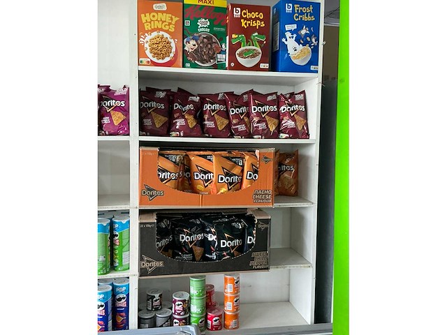 Partij divers snoepgoed en chips - afbeelding 3 van  9