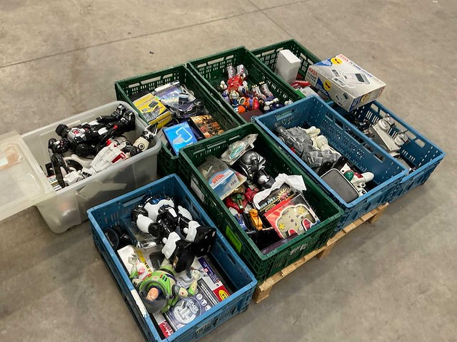 Partij divers speelgoed - afbeelding 1 van  8