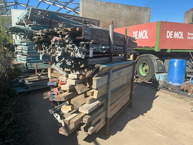 Partij divers steigermateriaal en bouwhout - afbeelding 1 van  4