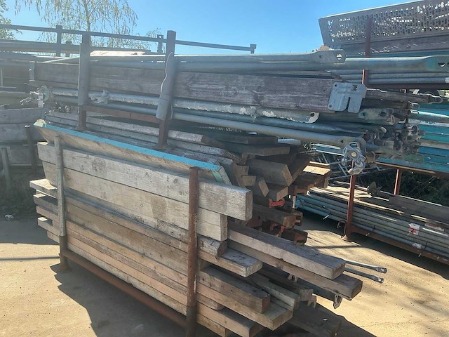 Partij divers steigermateriaal en bouwhout - afbeelding 2 van  4