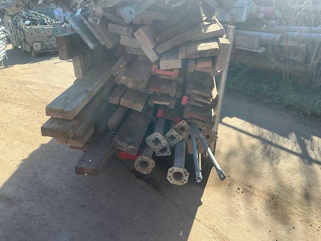Partij divers steigermateriaal en bouwhout - afbeelding 4 van  4