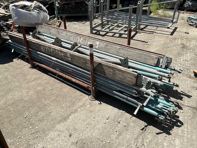 Partij divers steigermateriaal - afbeelding 1 van  8