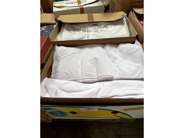 Partij divers textiel, wo. t-shirts enz.. - afbeelding 1 van  2