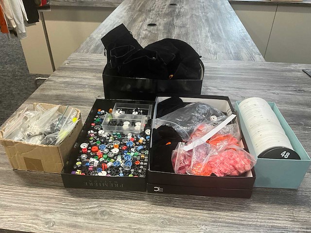 Partij divers toebehoren pasmaten - afbeelding 1 van  14