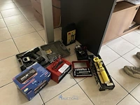 Partij divers werkmateriaal