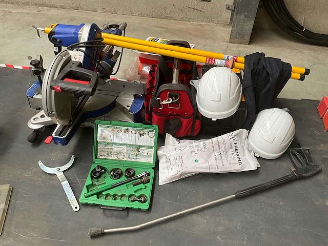 Partij divers werkplaatsgereedschap – afkortzaag en toebehoren - afbeelding 1 van  3